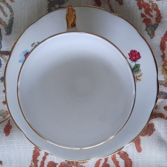 Delphine Bone China cup and saucer - Picture 7 of 8